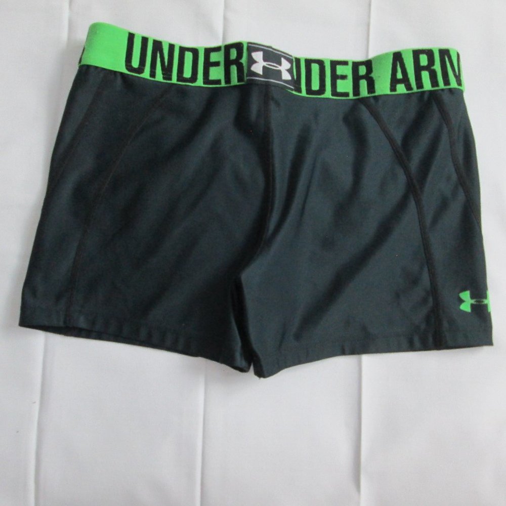 UNDER ARMOUR SHORTS SIZE MEDIUM